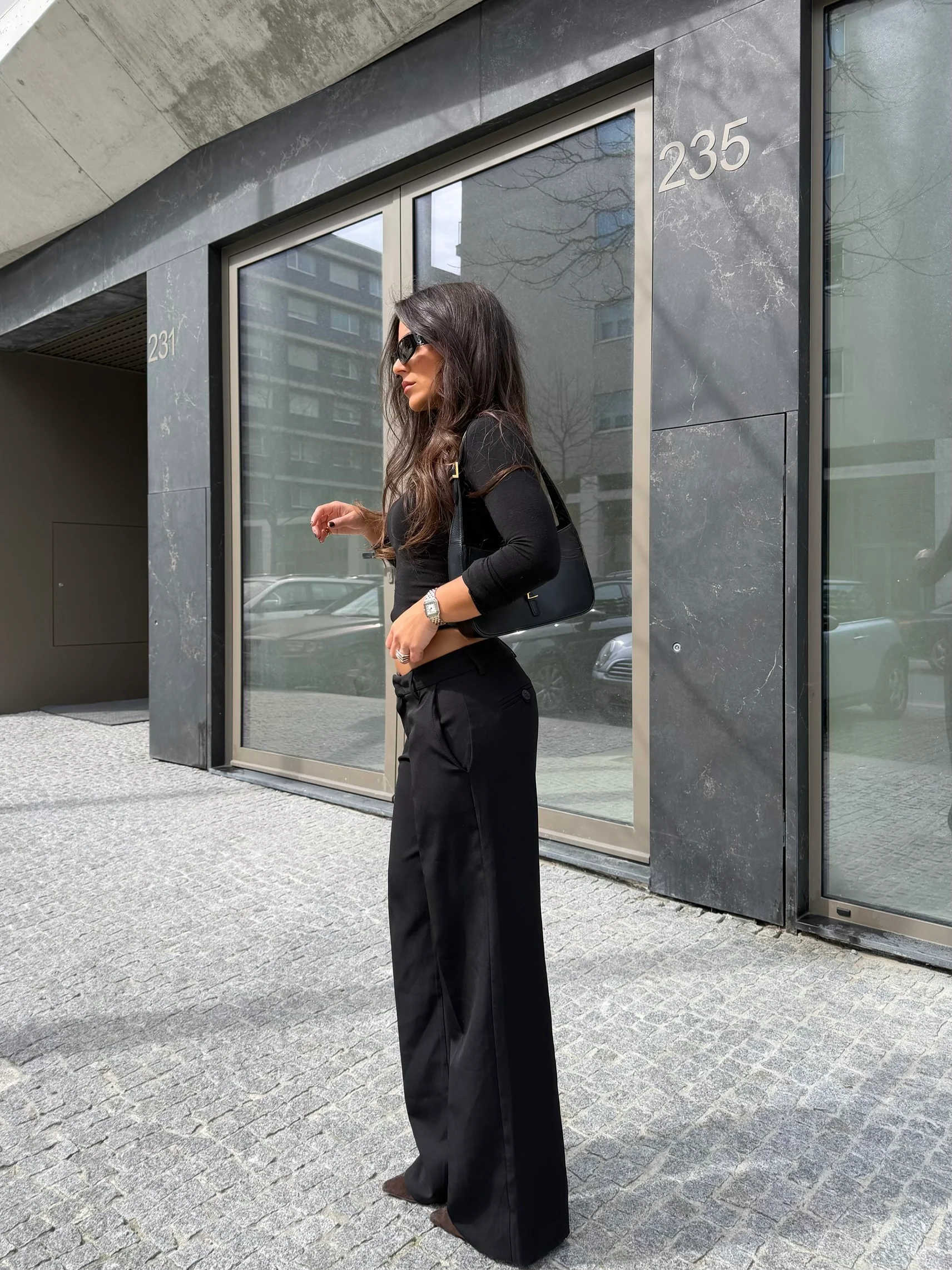 Carolyn Low-Waisted Pants in Black - Image 5